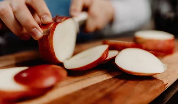 Το κόλπο με το μήλο που θα σε βοηθήσει να χάσεις βάρος