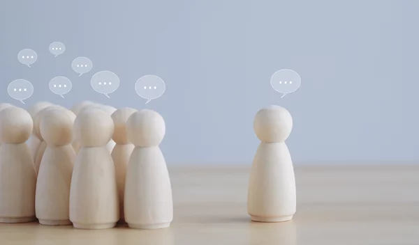 FOPΟ | Πώς να πάψεις να σε νοιάζει τι λένε οι άλλοι για σένα