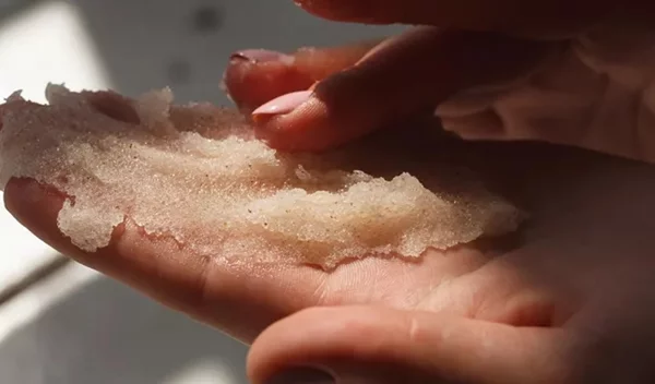 5 scrubs σώματος με λαχταριστά αρώματα που θα σε ενθουσιάσουν