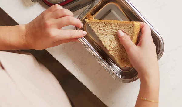 Πρωτεϊνικό ταπεράκι για το γραφείο: 5 βήματα για το φτιάξεις σωστά