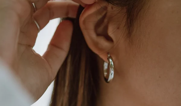 7 τρόποι να αντιμετωπίσεις τα βουλωμένα αυτιά