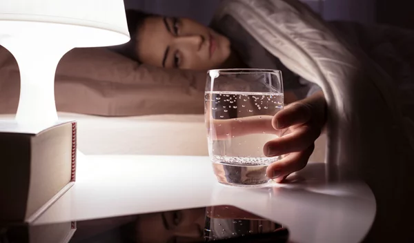 Πόση ώρα πριν τον ύπνο να σταματήσεις να πίνεις νερό (και πόσο επιτρέπεται να πιεις κατά τη διάρκεια της νύχτας);