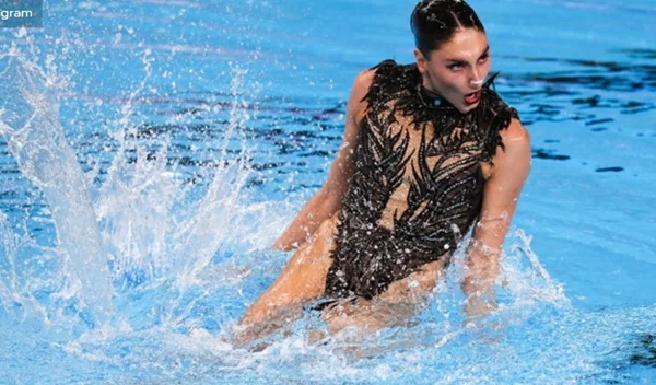 H Ευαγγελία Πλατανιώτη σε μια χορογραφία μέσα στα καταγάλανα νερά της Σαντορίνης