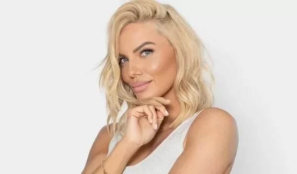 Στο δερματολόγο η Ιωάννα Μαλέσκου: Η θεραπεία που αφήνει την επιδερμίδα της αψεγάδιαστη