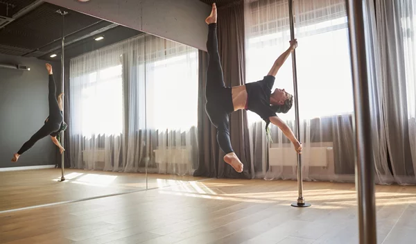 Pole dancing: Τι πρέπει να γνωρίζεις πριν το πρώτο μάθημα