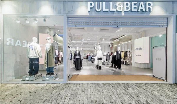 Η Pull&Bear επαναλειτουργεί το flagship κατάστημά της στην Αθήνα