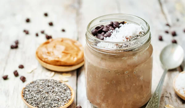 Συνταγή για βρώμη με φυστικοβούτυρο και γιαούρτι σαν μπισκοτένιο γλυκό