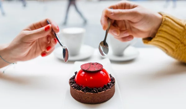 Συνταγές για το δείπνο του Αγίου Βαλεντίνου με σαλάτα, σολομό και σοκολατένιο γλυκό