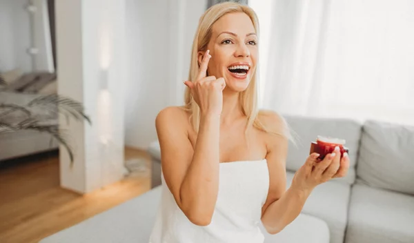 5 αντιρυτιδικές κρέμες που χρησιμοποιούν εντατικά οι Γαλλίδες μετά τα 40