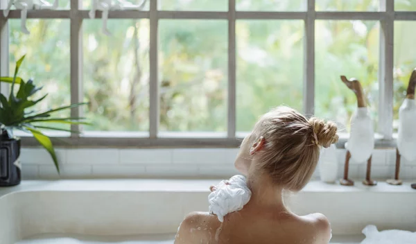 Τα προϊόντα περιποίησης που θα μετατρέψουν το μπάνιο σου σε καλοκαιρινό σπα