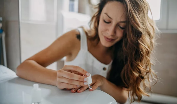 Η βραζιλιάνικη τεχνική που κάνει το βερνίκι νυχιών να διαρκεί περισσότερο