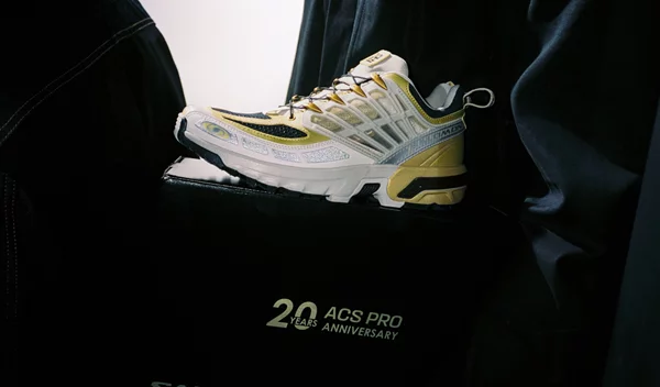 Το Salomon ACS Pro κλείνει 20 χρόνια και επιστρέφει: Η νέα limited έκδοση και πού θα τη βρεις