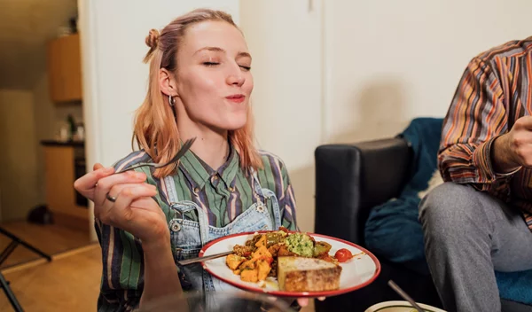 Οι 6 χειρότερες διατροφικές συνήθειες που επηρεάζουν τη λειτουργία του εγκεφάλου