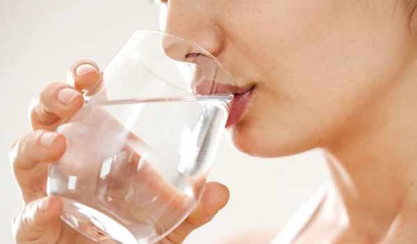 10 αποτελεσματικοί τρόποι για να πίνεις περισσότερο νερό