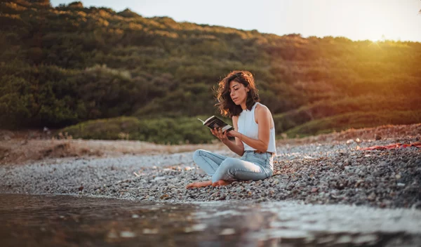 Διακοπές με τις πιο έξυπνες γυναίκες του κόσμου: Πέντε βιβλία που αξίζει να πάρεις μαζί σου