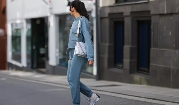 5 οικονομικές φόρμες που θα φοράς ξανά και ξανά