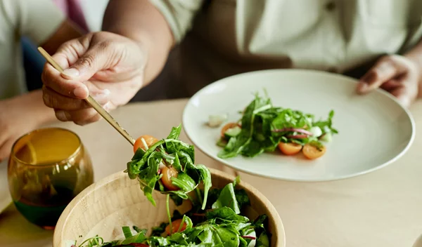 Οι 5+1 τροφές που πρέπει να τρώμε περισσότερο μετά τα 60, σύμφωνα με τους διατροφολόγους