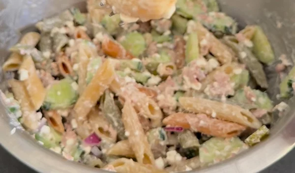 Πρωτεϊνική μακαρονοσαλάτα με cottage: Η ιδανική επιλογή για το γραφείο