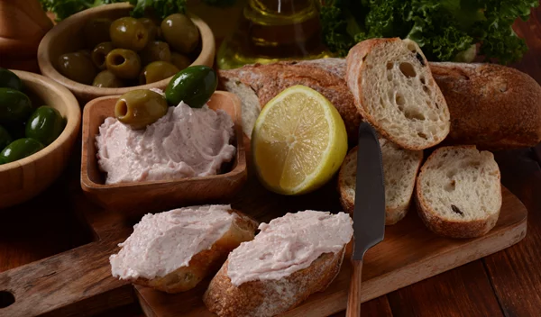 Ταραμάς: Λευκός ή κόκκινος; Πόσες θερμίδες έχει και ποια είναι τα οφέλη του;