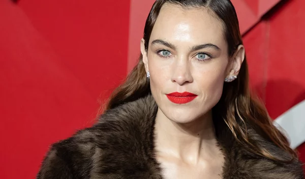 Alexa Chung: Αυτή είναι η viral ενυδατική κρέμα στην οποία ορκίζεται
