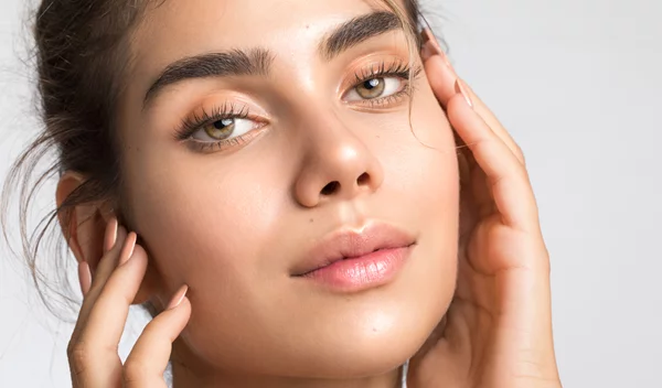 Το εύκολο skincare tip που θα διατηρήσει νεανική την επιδερμίδα σου