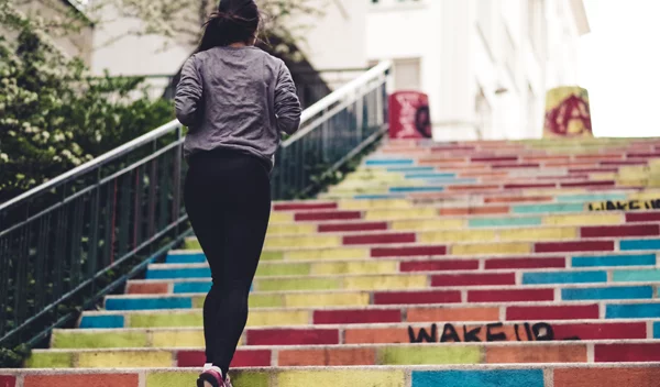 Τρέξιμο για κάψιμο θερμίδων: Χάνουμε λίπος και χτίζουμε αντοχή με αυτό το πρόγραμμα