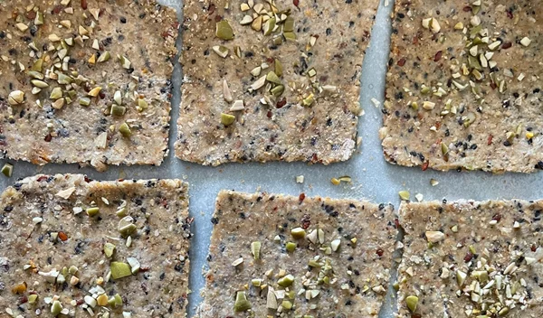 Σπιτικά κράκερς: Η συνταγή με βρώμη, ρίγανη και λιαστή ντομάτα