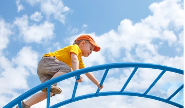 Έρευνα του Harvard: Πώς οι γονείς καταφέρνουν να μεγαλώσουν παιδιά που είναι εργατικά;