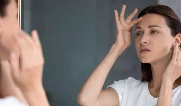 4 λάθη στο μακιγιάζ που "δημιουργούν" ρυτίδες γύρω από το στόμα