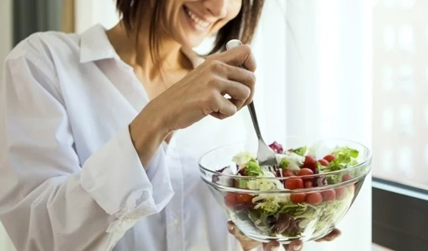 Πώς θα ζήσεις 10 χρόνια περισσότερο; Το βασικό συστατικό για υγιή γήρανση των γυναικών