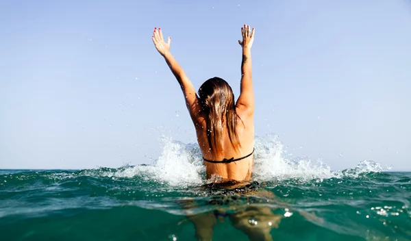 Γυμναστική στη θάλασσα: Κάνε τις ασκήσεις στο νερό και σμίλεψε το σώμα σου