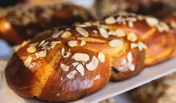 Τσουρέκια χωρίς ζύμωμα και χωρίς μίξερ - Για να μοσχοβολήσει το σπίτι πριν από το Πάσχα