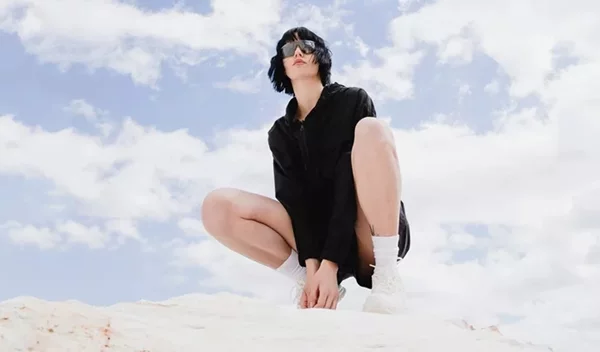 Αυτό είναι το brand στο οποίο πρέπει να στραφείς για τα καλοκαιρινά casual looks σου