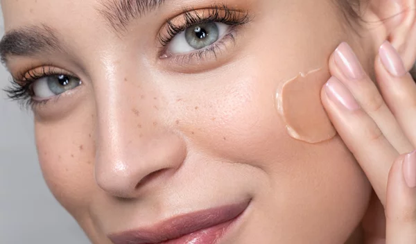 2 λάθη στην εφαρμογή του foundation που προσθέτουν χρόνια στην επιδερμίδα μας