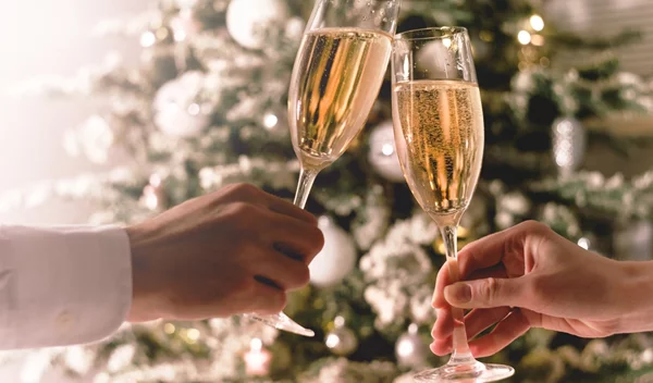 Γιορτές και αλκοόλ: Συμβουλές για να μην το παρακάνεις με το ποτό