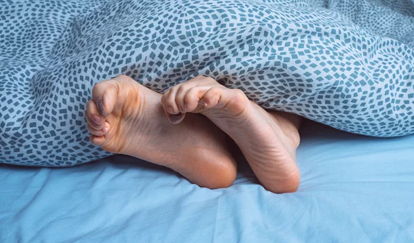Ο ύπνος σου διακόπτεται από νυχτερινές κράμπες στα πόδια; 3 άγνωστες αιτίες