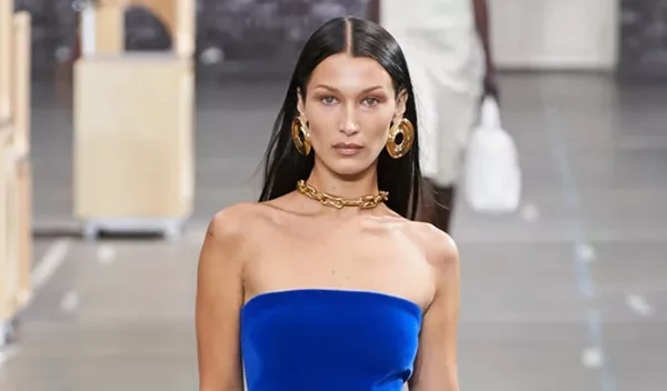 Ποια κλάμερ; Η Bella Hadid φόρεσε το νέο it αξεσουάρ μαλλιών που λύνει τα χέρια στο καθημερινό styling