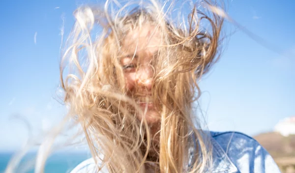 Μπερδεμένα μαλλιά: Πώς να τα ξεμπερδεύεις χωρίς να τα σπας