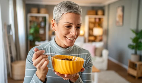 Παραλείπεις το πρωινό και τρως αργά το βράδυ; Δες από ποια πάθηση κινδυνεύεις