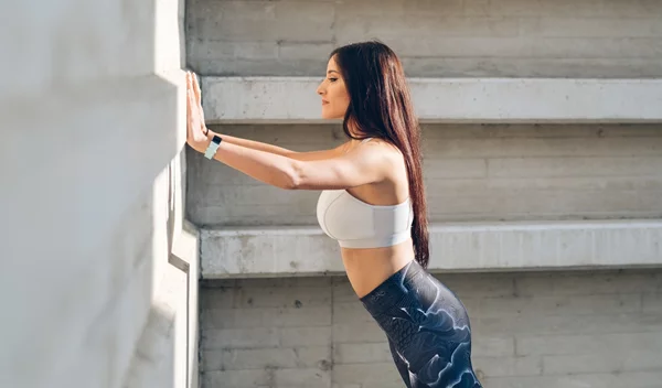 Wall Pilates: 5 ασκήσεις στον τοίχο για μετά τα 50