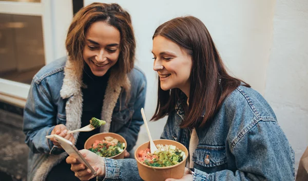 Νέα έρευνα εξηγεί γιατί προτιμούμε τα υγιεινά σνακ μπροστά σε ξένους