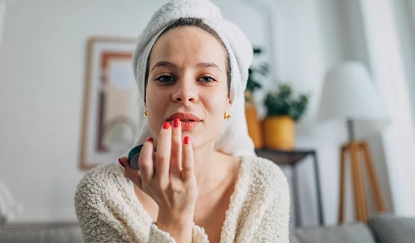 Περιποίηση χειλιών τον χειμώνα: 5 τρόποι να τα φροντίσεις αποτελεσματικά