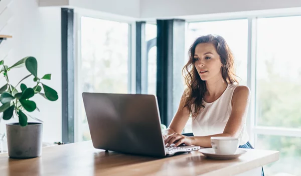 7 συνήθειες που δε σε κάνουν αποδοτική στη δουλειά