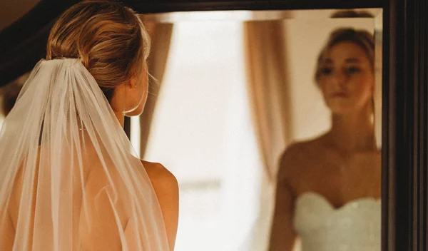 10 μίνιμαλ updos που θα σε αναδείξουν στην πιο κομψή νύφη της δεκαετίας