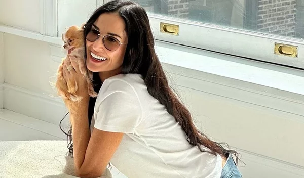Η Demi Moore αποκάλυψε πώς διατηρεί τόσο πλούσια και μακριά τα μαλλιά της μετά τα 60