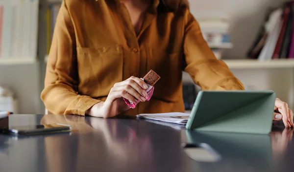 Τραγανές μπάρες με φυστικοβούτυρο: Το πρωτεϊνικό σνακ για το γραφείο