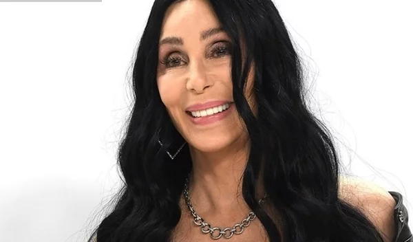 Σερ: Αποκάλυψε τον τρόπο που μένει νέα και λαμπερή στα 77