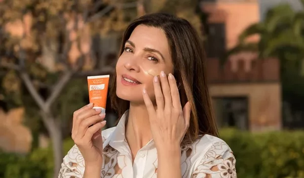 Τα καλύτερα αντηλιακά προσώπου με χρώμα για προστασία από τον ήλιο και ελαφριά κάλυψη