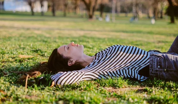 Βόλτες στο πάρκο: Δες πώς να εξαφανίσεις τους λεκέδες από γρασίδι πανεύκολα