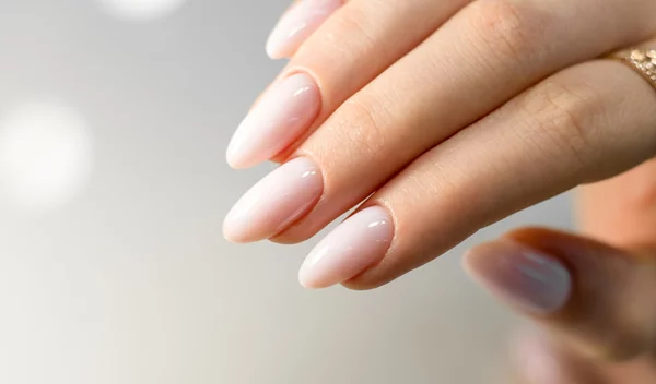 Δύο βασικές συμβουλές για να διαρκεί περισσότερο το μανικιούρ